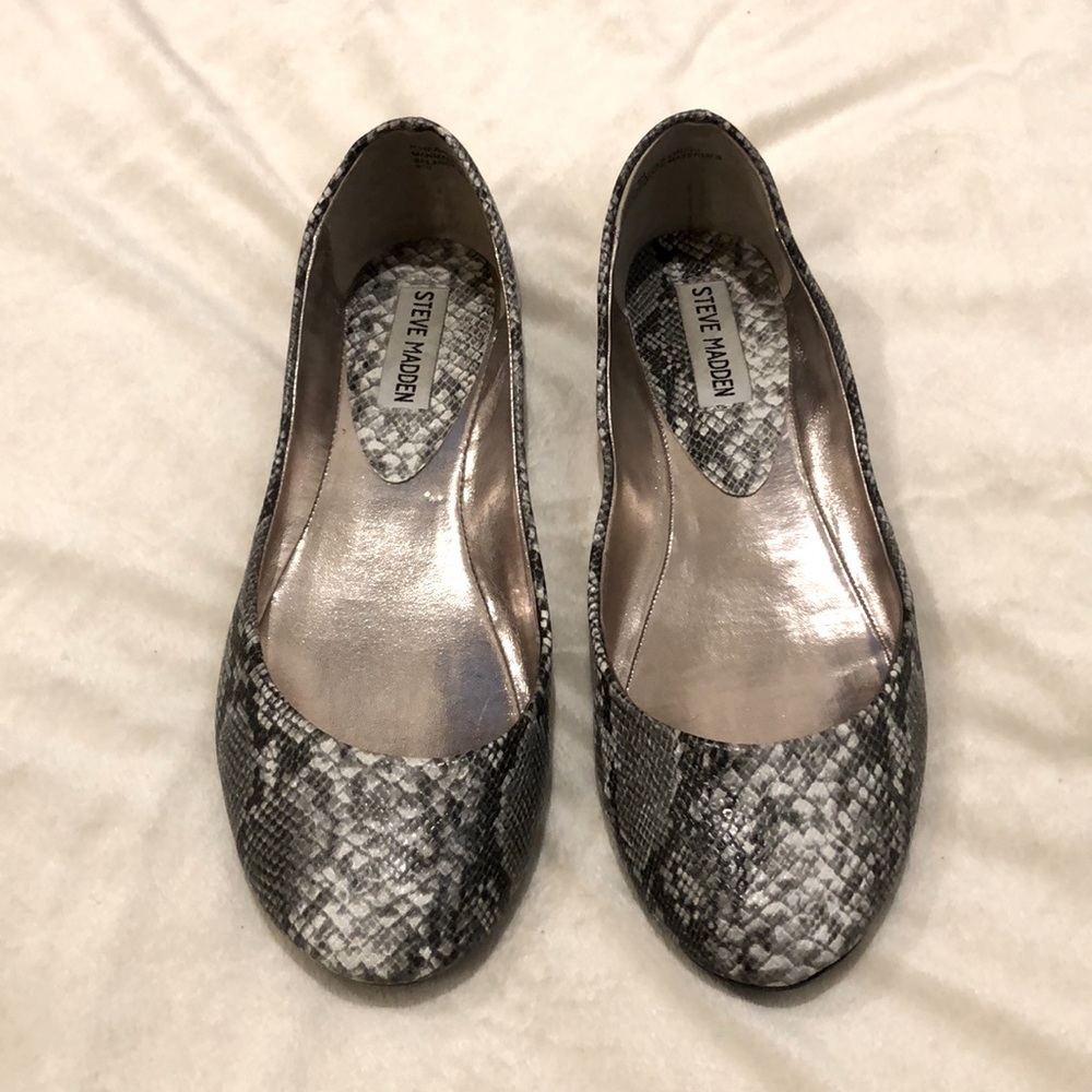 Snakeskin round toe flats